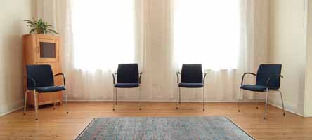 Gruppentherapie Stühle Blick in den großen Gruppenraum