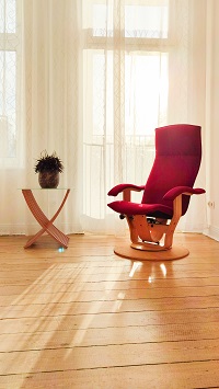Kleiner Therapieraum roter Sessel